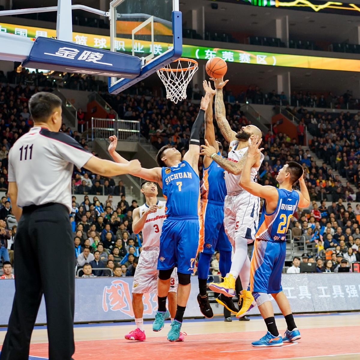 邮报：热刺冬窗将关注DV9，也可能引进世界级门将提升实力（英媒：热刺冬窗考察DV9，或引进世界级门将强化阵容）