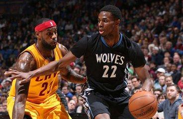 詹姆斯连续得分，逆转比赛节奏（詹姆斯连砍得分，改写比赛节奏）