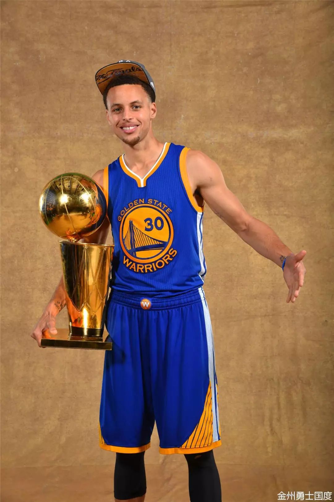 铜梁龙李镇全谈冲超：有这么多人支持我们，为什么不能冲超？（李镇全：有这么多人支持，铜梁龙为何不能冲超？）